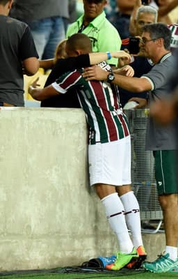 Wellington abraça mãe logo após marcar no clássico