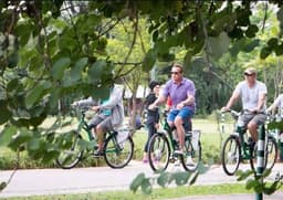 Schwarzenegger pedala em ciclovia de São Paulo