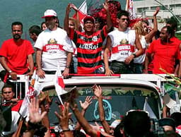 Romário - chegando ao Rio de Janeiro em 1995, com camisa do Flamengo e em desfile de carro aberto nas ruas