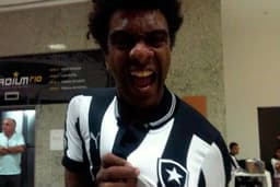 Hélio de la Peña (Casseta) com a camisa do Botafogo