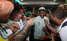 Felipe Melo recebido pela torcida após viagem ao Uruguai