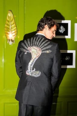 Roger Federer exibe bordado com cristais em terno Gucci, efeito especialmente para a MET Gala