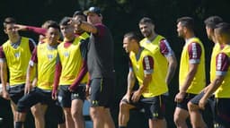 Rogério explica treino