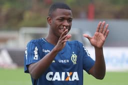 Vinícius Júnior garante que só pensa no Flamengo