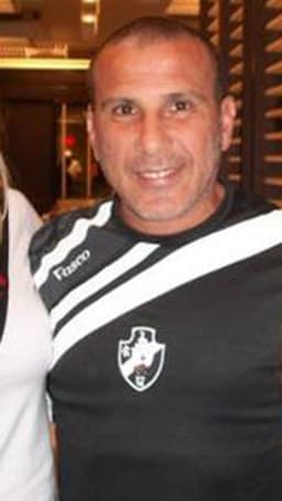 Eri Johnson com camisa do Vasco