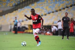 Vinicius Junior em sua primeira partida como profissional