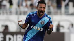 Clayson marcou dois gols neste domingo