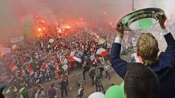 Torcida recepciona os jogadores campeões da Holanda