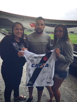 Jogadores do Vasco autografaram camisa para campanha 'Amigos do Miguel'. Veja a seguir outras imagens LANCE!