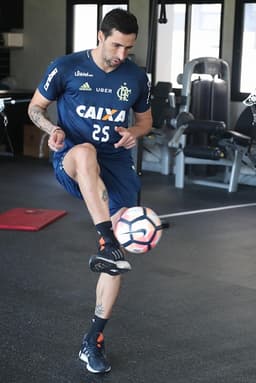 Donatti batendo bola na academia