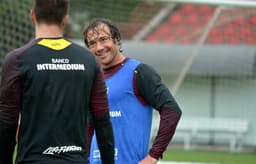 Zagueiro pouco entra em campo, mas não se machuca