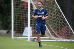 Everton Ribeiro&nbsp;- Recém-contratado pelo Flamengo, o meia acaba de retornar ao Brasil, após duas temporadas defendendo o Al-Ahli, dos Emirados Árabes. Seu contrato inicial com o clube era de quatro temporadas, mas o jogador optou por rescindir. Esta é sua primeira passagem por um clube carioca. Sua estreia com a camisa rubro-negra está prevista para ocorrer durante a partida contra a Chapecoense, no dia 22 de junho