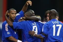 A França ficaria com o bi em 2003, quando Thierry Henry desequilibrou. Triunfo por 1 a 0 sobre Camarões