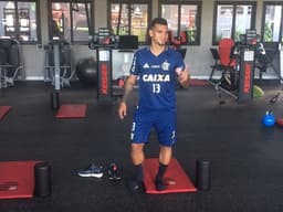 Trauco em treino no Ninho