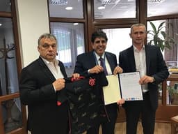 Primeiro-ministro da Hungria, Viktor Orbán, Mauricio Gomes de Mattos e Mészáros Lörinc, presidente do instituto Puskas