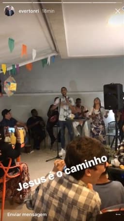 Everton Ribeiro filma volante Souza em culto e gera especulações