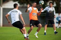 Alison e Vitor Bueno voltam a ser titulares em treino realizado por Levir Culpi