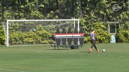 Goleiro da base bate falta e acerta o ângulo em treino do São Paulo