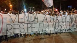 Torcedores protestam em frente ao Morumbi