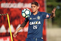 Cuéllar em treino do Flamengo nesta terça-feira