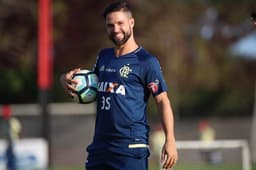 Diego em treino do Flamengo nesta terça-feira