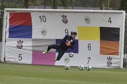 Cássio faz treino preparado por Mauri