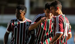 Mascarenhas conversa com Romulo e Ramon na estreia do Brasileirão sub-20. Confira imagens da estreia