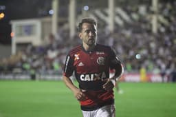 Everton Ribeiro em ação contra o Vasco