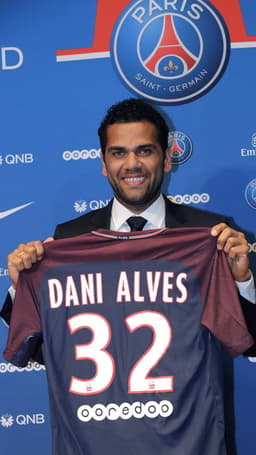 Daniel Alves é apresentado no PSG