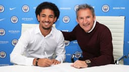 Douglas apresentado no Manchester City