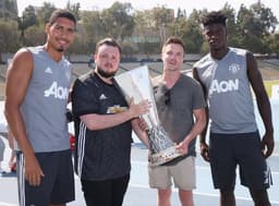 Atores de Game of Thrones visitam treino do United