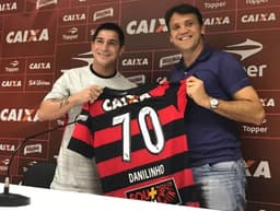 Ao lado de Petkovic, Danilinho recebe a camisa 70