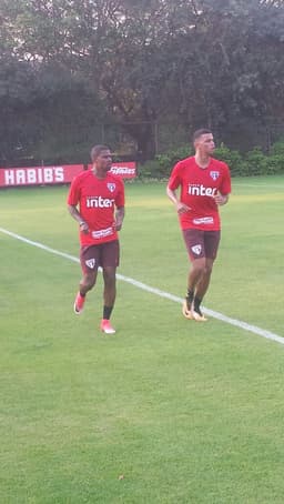 Maicosuel e Aderllan dão voltas no gramado