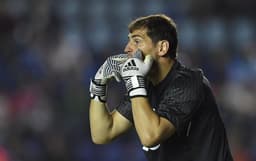 Porto - O experiente Iker Casillas não é responsável por balançar as redes, mas, sim, evitá-las na sua. Renovou e o líder do elenco portista