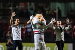 Hernanes e Marcos Guilherme foram recepcionados pela torcida antes da partida