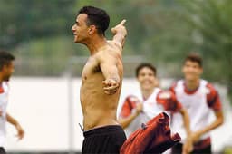 O primeiro clube de Henrique Dourado foi o... Flamengo, só que de Guarulhos, entre 2007 e 2008. Após se destacar por lá com gols nas divisões inferiores do Campeonato Paulista, o atacante passou por equipes como Lemense (2009), União São João (2010), Santo André (2010). De lá, seguiu para o...