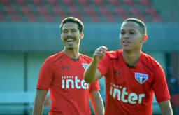 Marcos Guilherme e Hernanes no treino