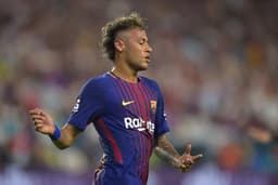 Neymar ainda não se pronunciou sobre seu futuro. O craque apareceu na China em evento comercial com a camisa do Barça, mas a imprensa francesa revelou que a prefeitura de Paris foi comunicada sobre a utilização de ponto turístico para apresentação do brasileiro.