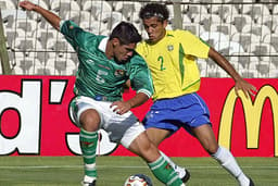 Daniel Alves mostrou desde cedo o faro para títulos, ganhando o bicampeonato da Copa do Nordeste pelo Bahia em 2001 e 2002. Também em 2002 integraria a Seleção Brasileira que foi campeã do Mundial Sub-20