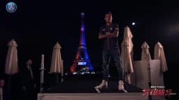 Rei de Paris! Neymar posa para fotos com a Torre Eiffel