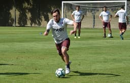 O meia Jonatan Gomez foi titular durante todo o treino de quarta