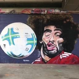 A foto do rosto de Fellaini "deformado" após a bola ir de encontro se tornou viral nas redes sociais e já foi até reproduzida por um grafiteiro #FellaChallenge