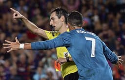 Irritado com expulsão ocorrida após suspeita de simulação, Cristiano Ronaldo empurrou árbitro durante clássico entre Barcelona e Real Madrid, pela decisão da Supercopa da Espanha. Craque pegou cinco jogos de gancho.