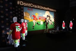 Jogadores do Manchester United grafitam mural no Old Trafford