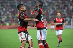 Paquetá celebra gol do Flamengo com Vinicius Júnior. Garotos são opções para Rueda