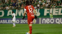 Corinthians venceu a Chapecoense com chance impressionante salva por Léo Santos, em cima da linha, aos 36 minutos do segundo tempo. Jovem de 18 anos formou dupla de zaga com Pedro Henrique, de 21, o experiente Jô garantiu a vitória por 1 a 0.