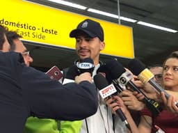 Léo Santos em desembarque do Corinthians