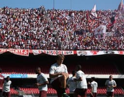 Festa da torcida do São Paulo em treino no Morumbi