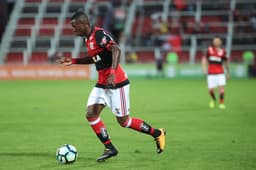 Vinicius Júnior conduz a bola no último jogo do Fla. O time venceu o Atlético-PR por 2 a 0, pela 22ª rodada do Brasileiro