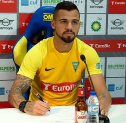 Lucão se apresenta ao Estoril